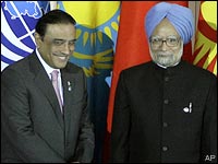 Pakistan President Zardari and PM Manmohan Singh pose for a photo during the SCO summit in Yekaterinburg, Russia, June 16, 2009