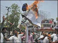 Protesters burn an effigy of Australian Prime Minister Kevin Rudd in Allahabad June 1